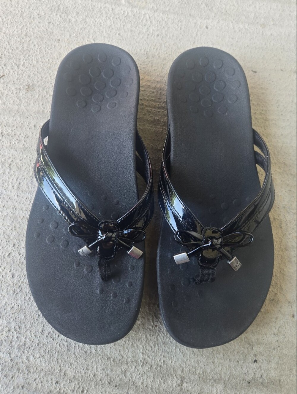 Vionic Black Patent Bow Thong Sandals